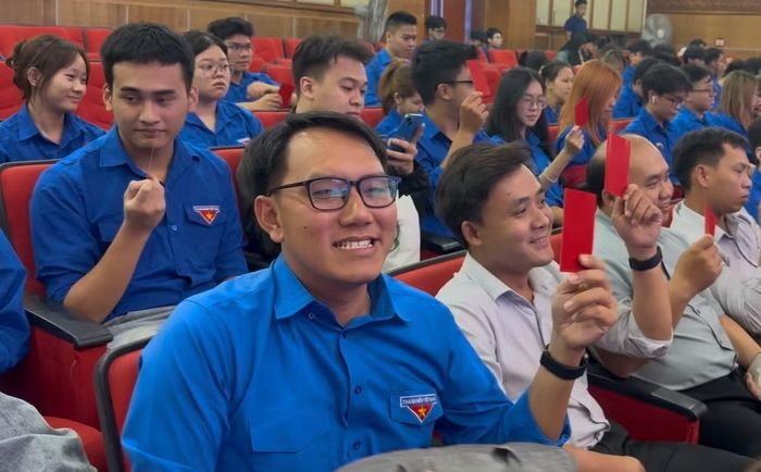 Người trẻ tham gia thực hiện các bài tình huống khi sử dụng AI.