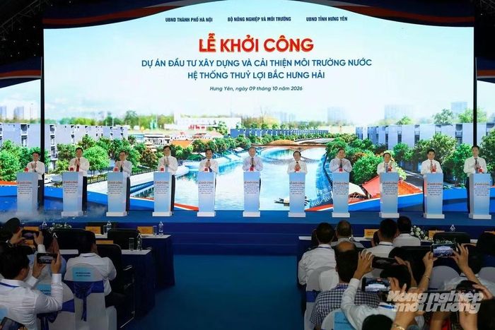 Tổng Bí thư, Chủ tịch nước Tô Lâm cùng các đại biểu Trung ương và địa phương thực hiện nghi thức khởi công Dự án nâng cấp, hiện đại hóa và cải thiện môi trường nước hệ thống thủy lợi Bắc Hưng Hải. Ảnh: Báo Nông nghiệp và Môi trường.