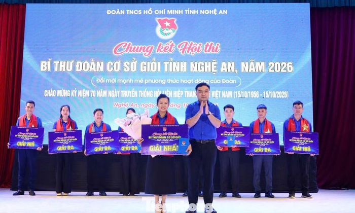 Kết thúc Hội thi, Ban Tổ chức trao giải Nhất cho Bí thư Đoàn xã Con Cuông.