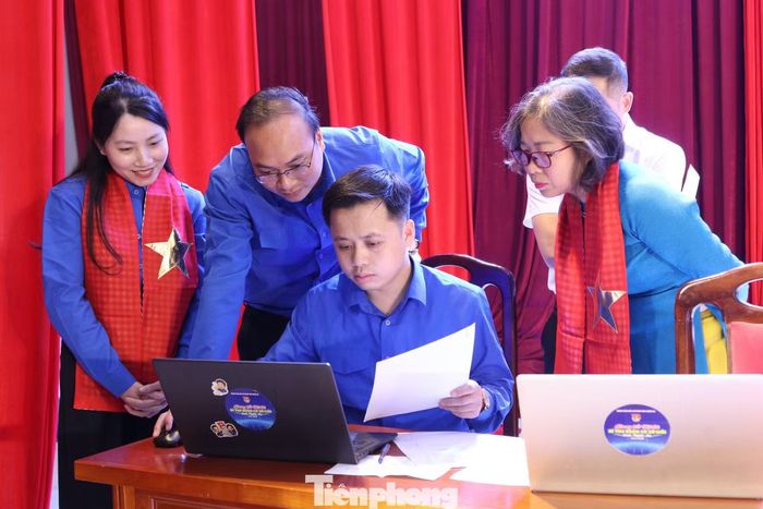 Ban Giám khảo chấm phần thi của các thí sinh.