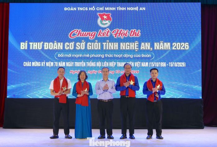 Ban Tổ chức trao Giấy chứng nhận cho các thí sinh tham gia cuộc thi và tặng quà cho Ban Giám khảo Hội thi.