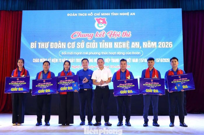 Ban Tổ chức trao giải Nhì, Ba cho các thí sinh.