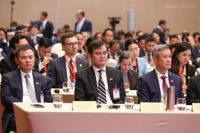 Phó chủ tịch Uỷ ban Trung ương MTTQ, Bí thư Thứ nhất Trung ương Đoàn Bùi Quang Huy (giữa) dự Diễn đàn Doanh nghiệp Việt Nam – Campuchia 2026. Ảnh: VGP