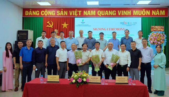 Các đại biểu tham dự lễ ký.