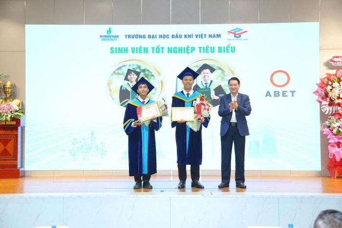 Thành viên HĐTV PETROVIETNAM Phạm Tuấn Anh trao khen thưởng cho sinh viên tốt nghiệp tiêu biểu.