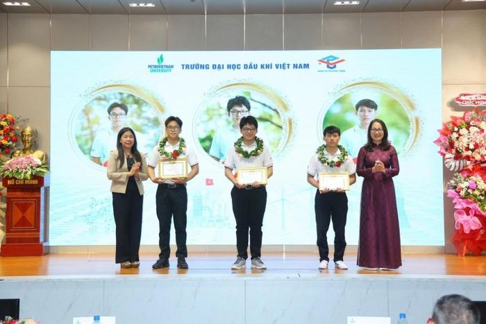 TS Nguyễn Thị Thu Thủy - Phó vụ trưởng vụ Giáo dục Đại học và bà Trần Thị Ngọc Châu - Thành ủy viên, Phó Giám đốc sở Giáo dục và Đào tạo TP Hồ Chí Minh khen thưởng sinh viên đạt kết quả cao trong kỳ thi tuyển sinh đại học.