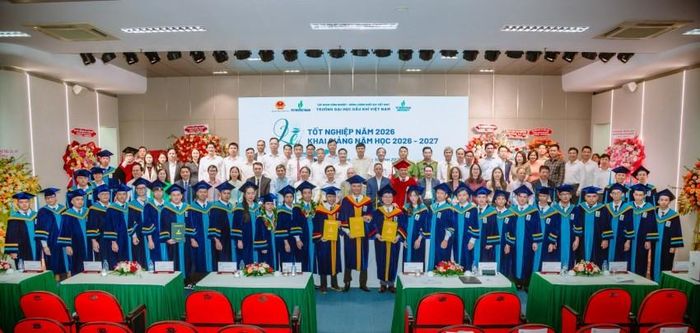 Các đại biểu cùng thầy trò PVU tại lễ tốt nghiệp năm 2026 và khai giảng năm học 2026-2027.