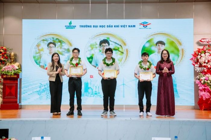 TS Nguyễn Thị Thu Thủy - Phó vụ trưởng vụ Giáo dục Đại học và bà Trần Thị Ngọc Châu - Thành ủy viên, Phó Giám đốc sở Giáo dục và Đào tạo TP Hồ Chí Minh khen thưởng sinh viên đạt kết quả cao trong kỳ thi tuyển sinh đại học.