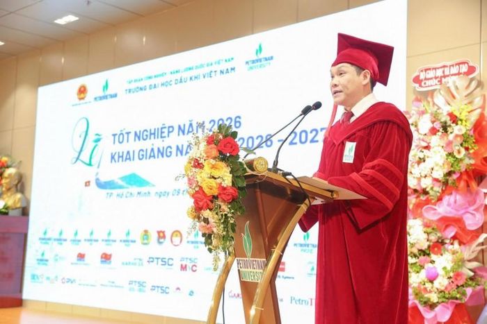 Hiệu trưởng PVU, TS Phan Minh Quốc Bình phát biểu tại buổi lễ, khẳng định quyết tâm thực hiện chủ đề năm học "Đổi mới tư duy - Chuyển biến mạnh mẽ - Kết quả thực chất".