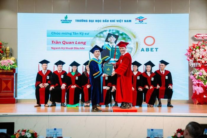 TS Phan Minh Quốc Bình - Hiệu trưởng PVU trao bằng cho các kỹ sư.