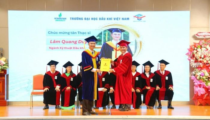 TS Phan Minh Quốc Bình - Hiệu trưởng PVU trao bằng cho các thạc sĩ.
