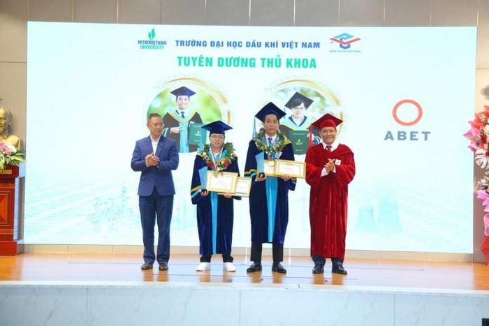 Thành viên HĐTV PETROVIETNAM Trần Bình Minh và TS Phan Minh Quốc Bình - Hiệu trưởng PVU tuyên dương thủ khoa.