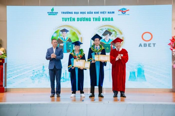 Thành viên HĐTV PETROVIETNAM Trần Bình Minh và TS Phan Minh Quốc Bình - Hiệu trưởng PVU tuyên dương thủ khoa.