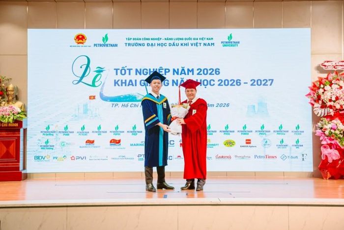 Sinh viên Nguyễn Tuấn Vỷ đại diện cho các tân kỹ sư K11 tốt nghiệp tặng hoa tri ân thầy cô PVU.