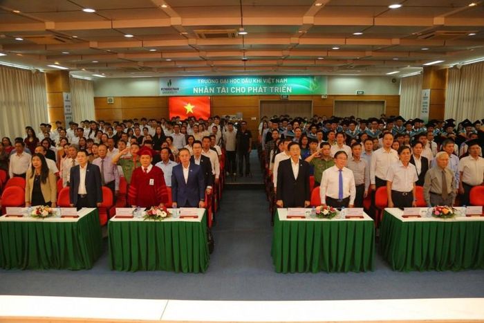 Các đại biểu thực hiện nghi thức chào cờ.
