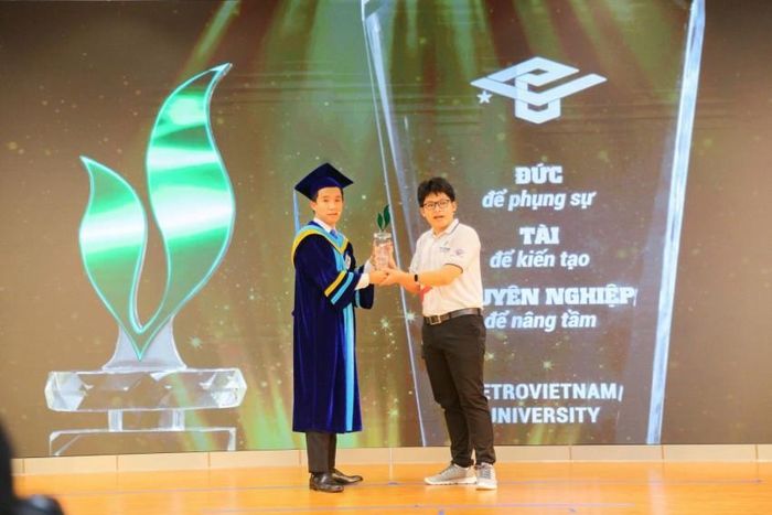 “Hành trình trưởng thành” của K11 và “Trao truyền thế hệ” cho K15 tại buổi lễ.
