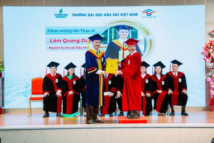 TS Phan Minh Quốc Bình - Hiệu trưởng PVU trao bằng cho các thạc sĩ.