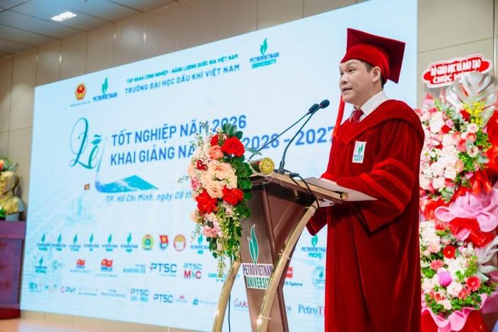 Hiệu trưởng PVU, TS Phan Minh Quốc Bình phát biểu tại buổi lễ, khẳng định quyết tâm thực hiện chủ đề năm học "Đổi mới tư duy - Chuyển biến mạnh mẽ - Kết quả thực chất".