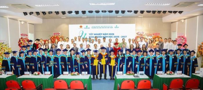 Các đại biểu cùng thầy trò PVU tại lễ tốt nghiệp năm 2026 và khai giảng năm học 2026-2027.