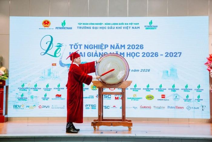 Hiệu trưởng PVU Phan Minh Quốc Bình đánh trống khai giảng năm học mới.