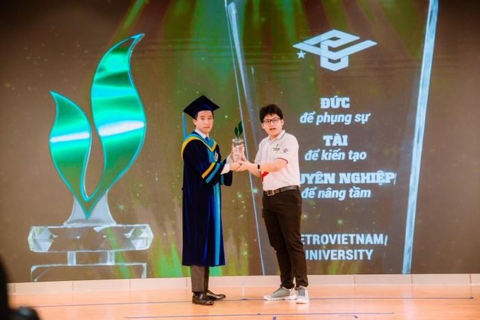 “Hành trình trưởng thành” của K11 và “Trao truyền thế hệ” cho K15 tại buổi lễ.