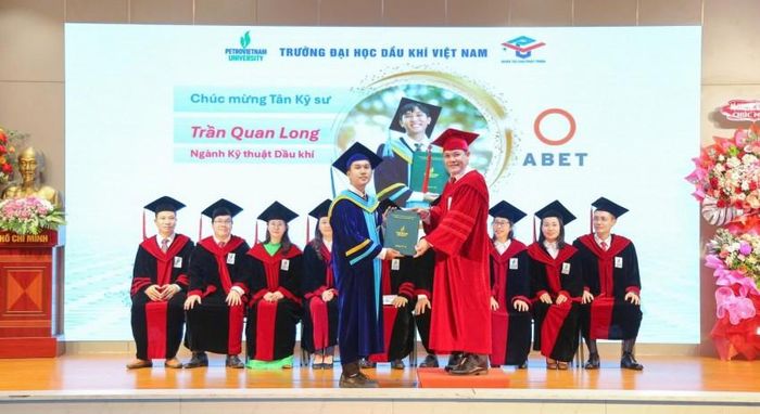 TS Phan Minh Quốc Bình - Hiệu trưởng PVU trao bằng cho các kỹ sư.
