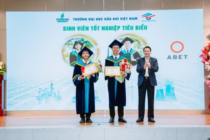 Thành viên HĐTV PETROVIETNAM Phạm Tuấn Anh khen thưởng sinh viên tốt nghiệp tiêu biểu