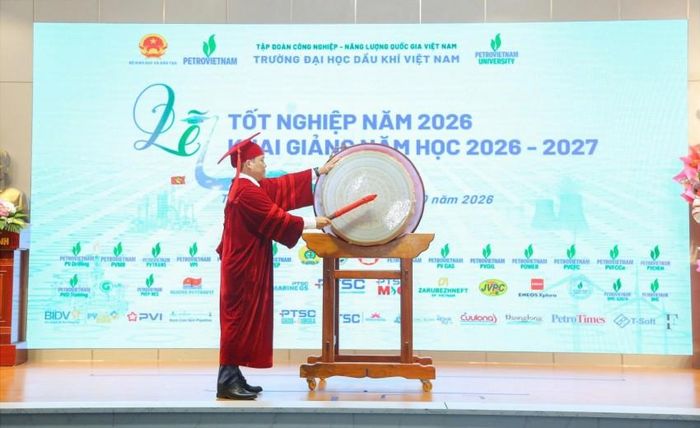 Hiệu trưởng PVU Phan Minh Quốc Bình đánh trống khai giảng năm học mới.