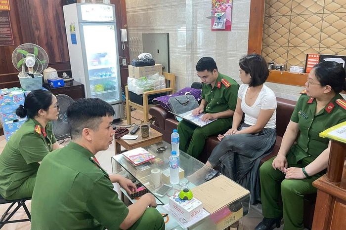 Công an phường An Biên, TP. Hải Phòng tuyên truyền pháp luật đến các cơ sở karaoke, cơ sở kinh doanh ngành nghề có điều kiện về an ninh trật tự.