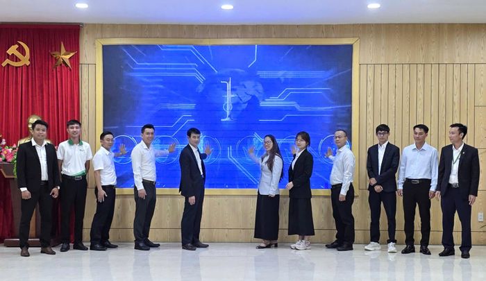 Các đại biểu tham gia thực hiện nghi thức "Thắp sáng hành trình năm 2026".