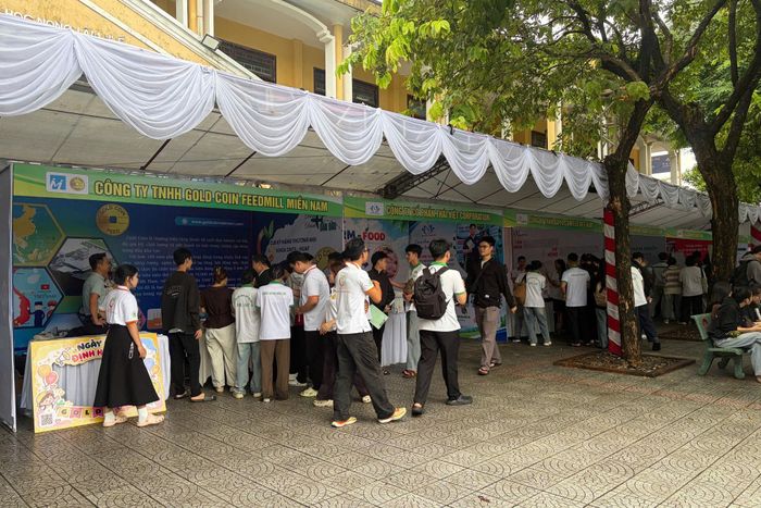 Ngày hội Chăn nuôi – Thú y lần thứ XI tại Trường Đại học Nông Lâm, Đại học Huế, kết nối gần 1.200 sinh viên với doanh nghiệp.