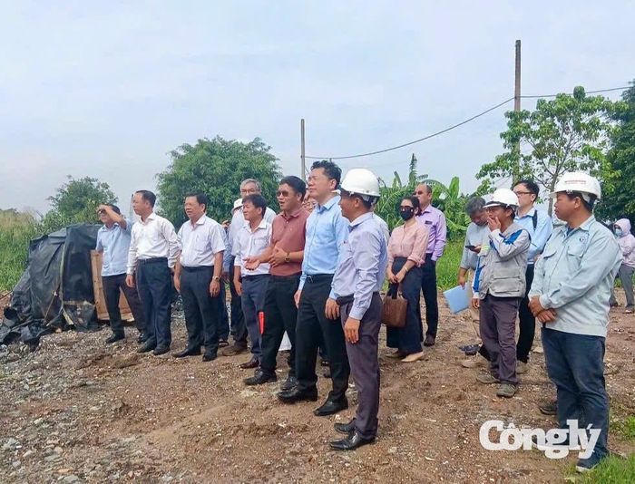 Phó Chủ tịch UBND TP.HCM Hoàng Nguyên Dinh kiểm tra tại dự án.