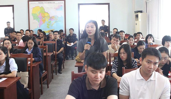 Đại diện các doanh nghiệp trao đổi, chia sẻ.