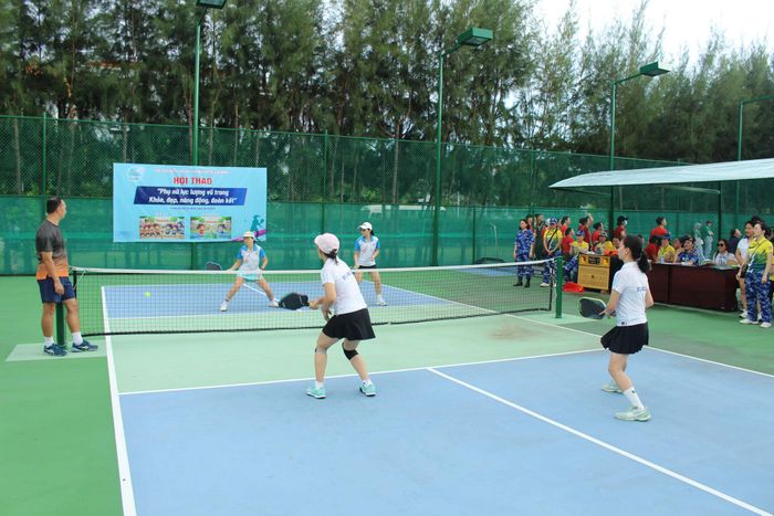 Các vận động viên tranh tài môn pickleball trong khuôn khổ hội thao, góp phần thúc đẩy phong trào rèn luyện thể dục, thể thao.