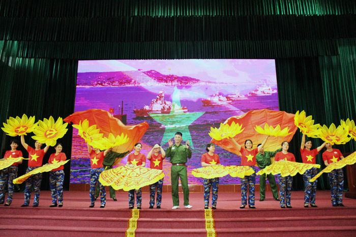 Các đội thi thể hiện sự chuẩn bị công phu, tinh thần đoàn kết và sức sáng tạo qua những tiết mục dân vũ, nhảy hiện đại.