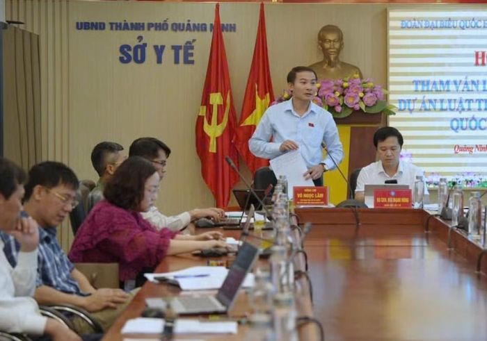 Đồng chí Vũ Ngọc Lâm, Đoàn ĐBQH thành phố Quảng Ninh ghi nhận các ý kiến.