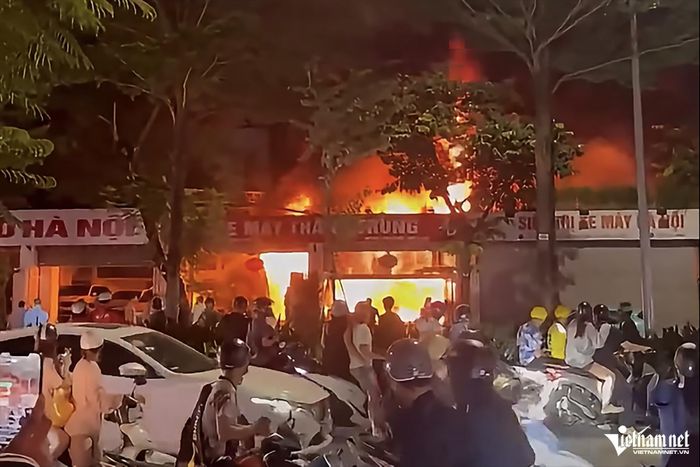 Lửa đỏ rực bốc cao trong cửa hàng bán xe máy. Ảnh: Đình Hiếu