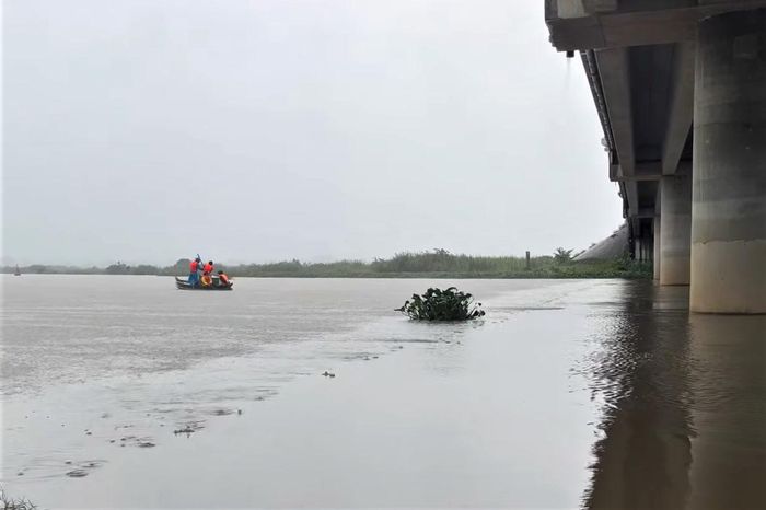 Lực lượng cứu hộ tìm kiếm người đàn ông mất tích trên sông Trường Giang giữa trời mưa lớn, nước dâng cao, chảy xiết. Ảnh: L.N