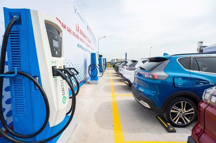 Việt Nam lần đầu có một quy chuẩn kỹ thuật quốc gia tương đối đầy đủ dành cho hệ thống trụ và trạm sạc. Ảnh minh hoạ: VF