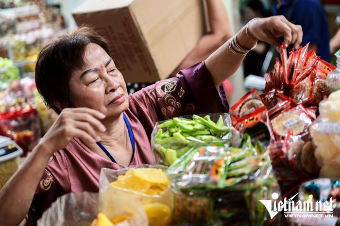 Tiêu dùng trong nước là bệ đỡ quan trọng nhưng muốn tăng bền vững phải dựa trên việc làm, thu nhập và niềm tin của người dân. Ảnh: Nguyễn Huế