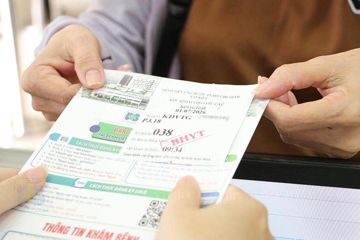 Một hiểu lầm phổ biến là nếu không xin giấy chuyển mà tự lên bệnh viện tuyến trên thì BHYT không thanh toán bất kỳ khoản nào. Ảnh: BVCC
