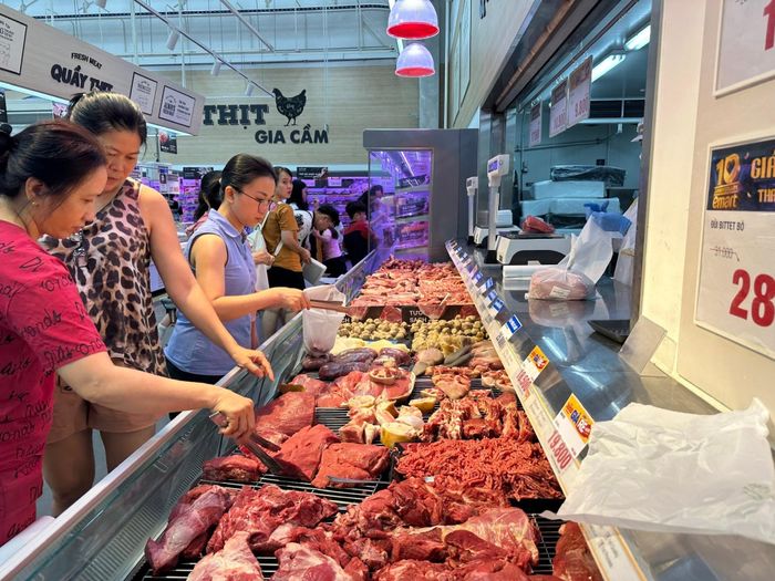 Người Việt vẫn có thói quen sử dụng thịt nóng, hoặc thịt mát, thịt đóng vỉ. Ảnh: Thu Hà