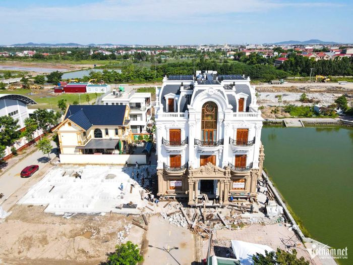 Căn biệt thự 4 tầng về cơ bản đã được di chuyển đến vị trí mới.