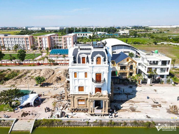 Sau gần một tháng thi công, căn biệt thự 4 tầng đã được đưa về vị trí mới an toàn.