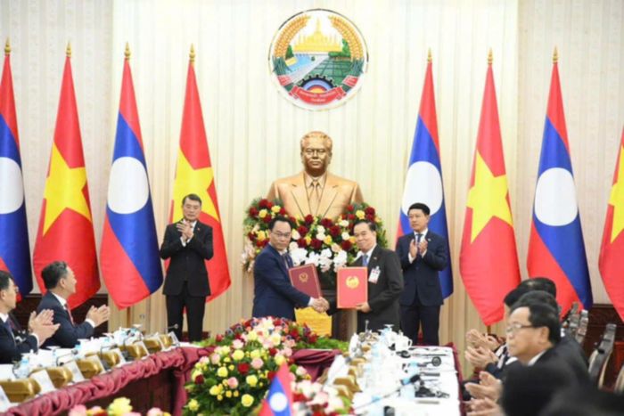 Bộ trưởng Bộ Giáo dục và Đào tạo Việt Nam Hoàng Minh Sơn và Phó Thủ tướng Chính phủ, Bộ trưởng Bộ Giáo dục và Thể thao Lào Thongsalith Mangnomek trao văn kiện Hiệp định giữa Chính phủ hai nước về Trường Đại học Hữu nghị Lào - Việt Nam. Ảnh: MOET