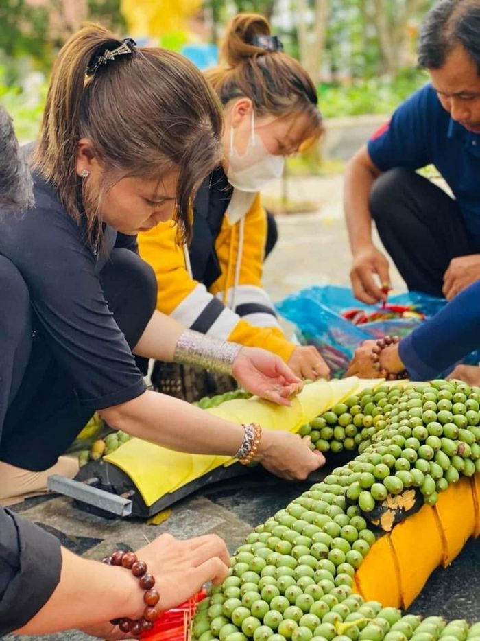 Không khí tất bật tại khuôn viên nhà anh Tâm trong thời điểm làm cổng cưới truyền thống từ trái cây, hoa tươi