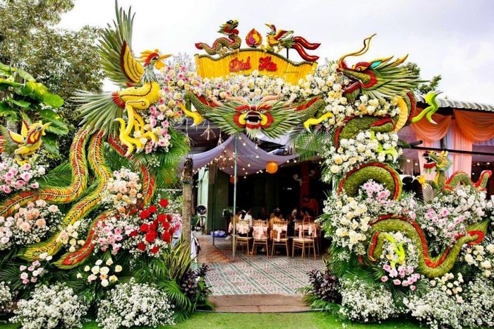 Hiện nay, mẫu cổng cưới truyền thống long phụng được nhiều cặp đôi lựa chọn trong ngày trọng đại của mình