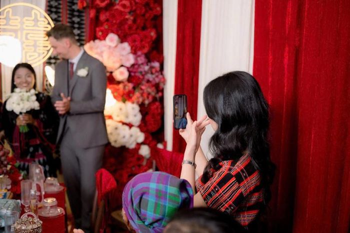 Nhà trai theo dõi đám cưới qua cuộc gọi video 