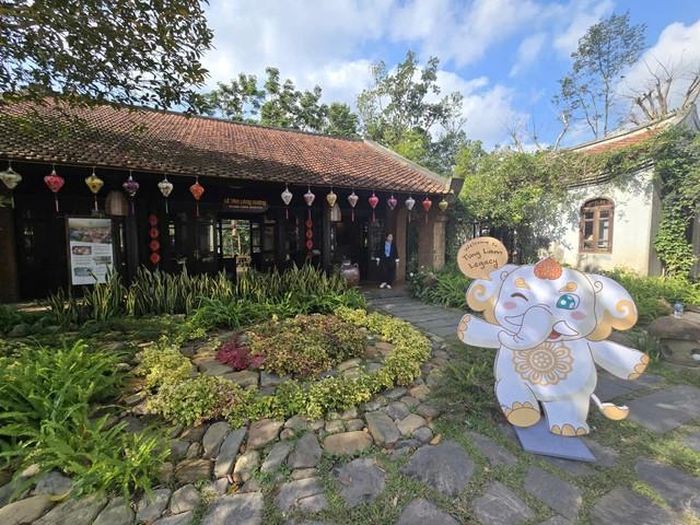 Voi Linh Sơn đặt ở Yên Tử.