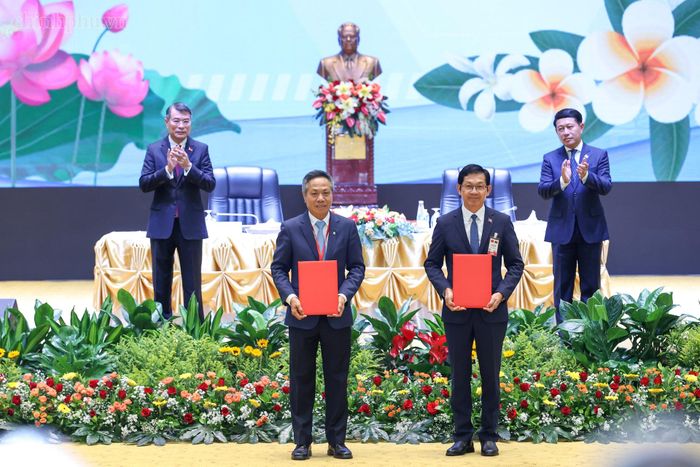 Hai Thủ tướng đã chứng kiến lễ trao 17 giấy chứng nhận đầu tư và thỏa thuận hợp tác các dự án giữa các cơ quan và doanh nghiệp hai nước. Ảnh: Chính phủ